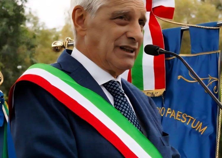 Capaccio Paestum, sfiduciato il sindaco Gaetano Paolino