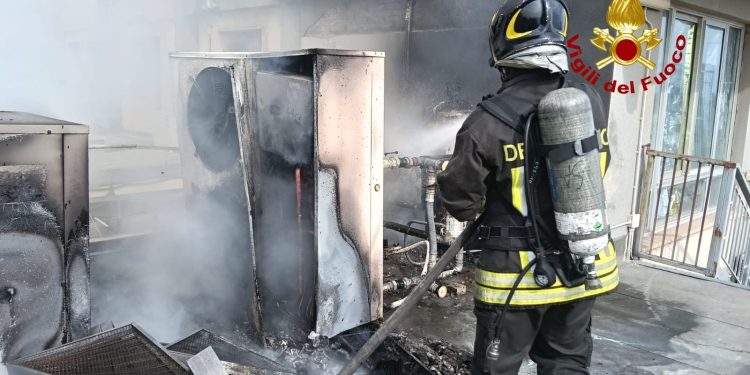 Incendio al Pronto Soccorso del Ruggi di Salerno: paura per le fiamme ai motori dei condizionatori