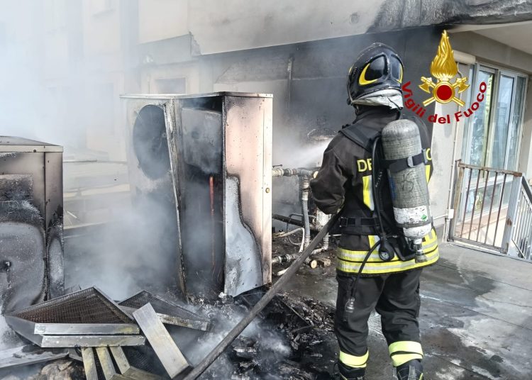 Incendio al Pronto Soccorso del Ruggi di Salerno: paura per le fiamme ai motori dei condizionatori