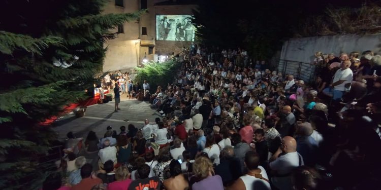 Centinaia di spettatori per “Par Brutt”, il “film archivio” realizzato a Polla
