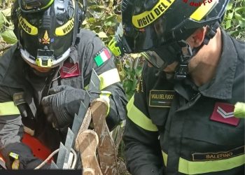 Incidente domestico a Giffoni Sei Casali: cinquantenne si infilza una gamba in una recinzione