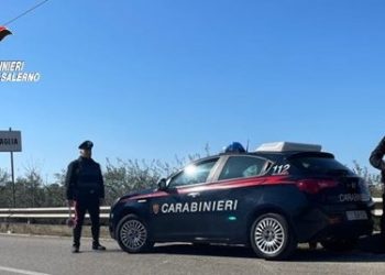 Volevano obbligare un uomo a spacciare con minacce e atti intimidatori: tre persone arrestate a Battipaglia