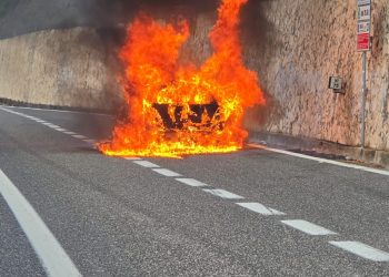 Auto in fiamme nei pressi dello svincolo di Polla