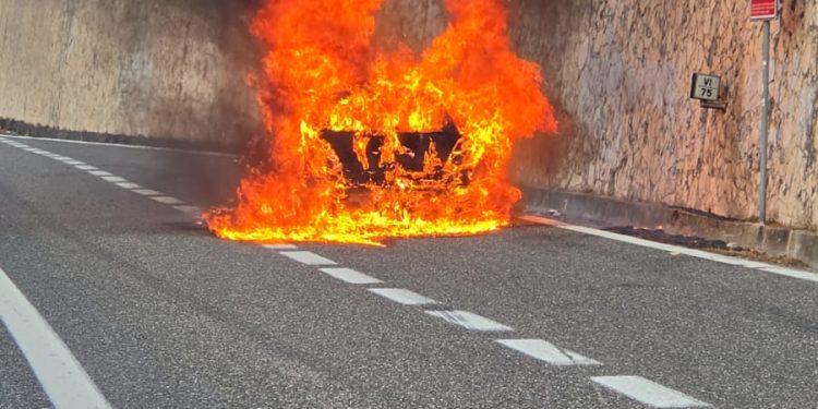 Auto in fiamme nei pressi dello svincolo di Polla