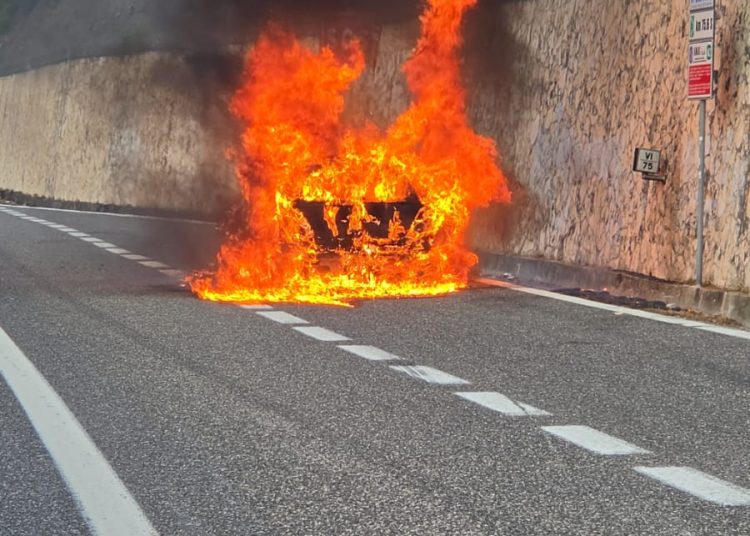 Auto in fiamme nei pressi dello svincolo di Polla