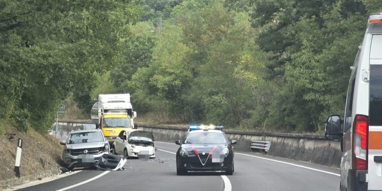 Scontro tra due auto ad Atena Lucana: due feriti