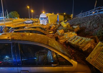 Perde carico di pomodori allo svincolo di Sicignano e copre le auto in sosta