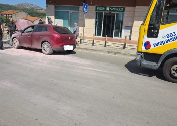 Auto in fiamme in pieno centro a Polla