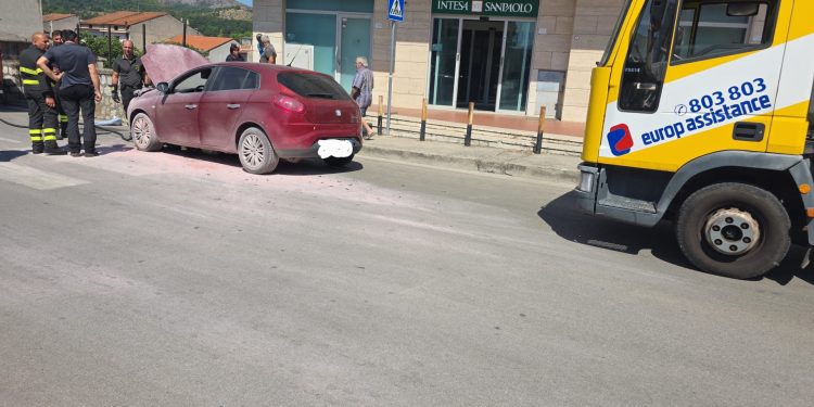 Auto in fiamme in pieno centro a Polla