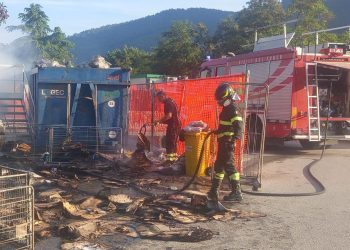 Rogo di cartoni nei pressi dell’area di servizio di Sala Consilina