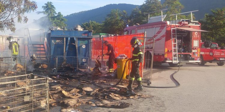 Rogo di cartoni nei pressi dell’area di servizio di Sala Consilina