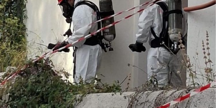 Odore acre e persistente a Buccino: arriva il nucleo batteriologico dei vigili del fuoco