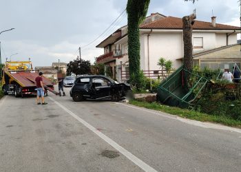 Auto finisce fuori strada tra Silla e Pantano di Teggiano: due persone in ospedale