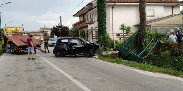 Auto finisce fuori strada tra Silla e Pantano di Teggiano: due persone in ospedale