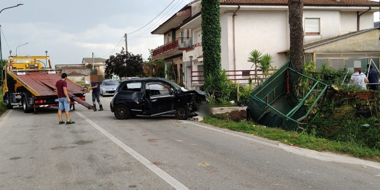 Auto finisce fuori strada tra Silla e Pantano di Teggiano: due persone in ospedale