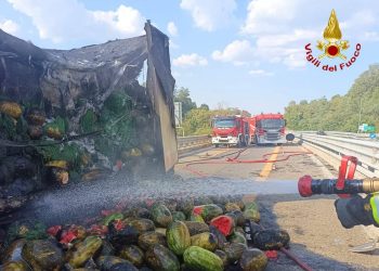 Incendio sul raccordo Sicignano-Potenza, in fiamme un camion carico di angurie: traffico bloccato durante i soccorsi