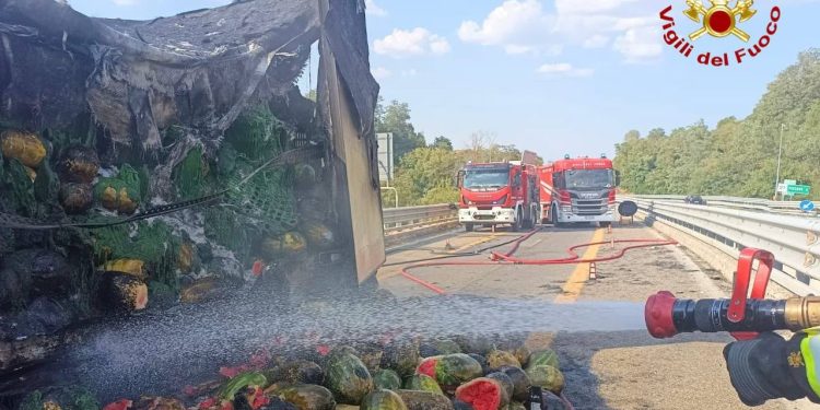 Incendio sul raccordo Sicignano-Potenza, in fiamme un camion carico di angurie: traffico bloccato durante i soccorsi
