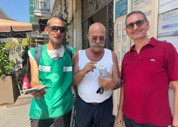 Salerno, al via il progetto contro i mozziconi di sigaretta: raccolta nelle strade del centro e posacenere tascabili ai fumatori