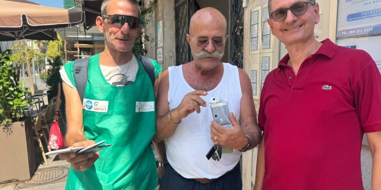 Salerno, al via il progetto contro i mozziconi di sigaretta: raccolta nelle strade del centro e posacenere tascabili ai fumatori
