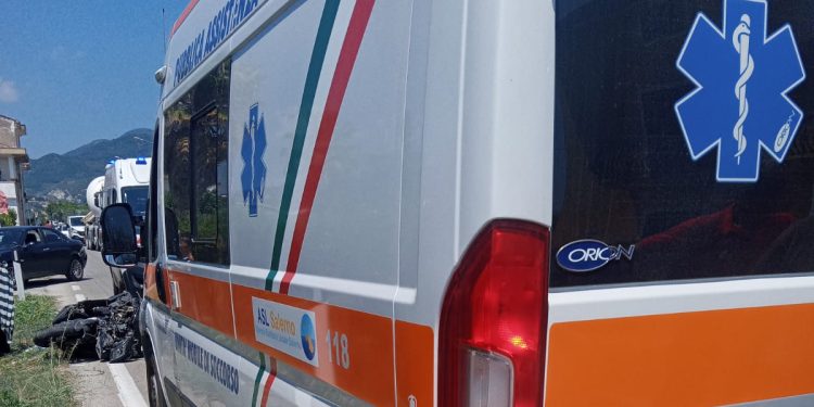 Scontro tra auto e scooter a Montecorvino Rovella: due feriti