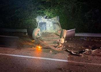 Auto si ribalta a Casalbuono, paura per due giovani