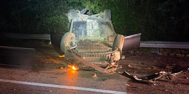 Auto si ribalta a Casalbuono, paura per due giovani