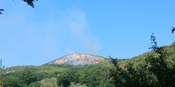 Incendio in montagna tra Polla e Petina: in azione anche un elicottero