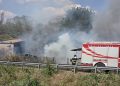 Paura a Polla per un incendio: distrutte auto abbandonate e minacciate alcune abitazioni