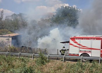 Paura a Polla per un incendio: distrutte auto abbandonate e minacciate alcune abitazioni