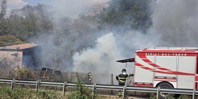 Paura a Polla per un incendio: distrutte auto abbandonate e minacciate alcune abitazioni