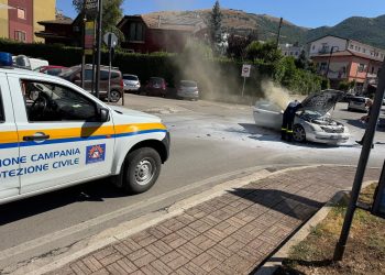 Un’altra auto in fiamme a Polla. Pronto intervento della Protezione civile