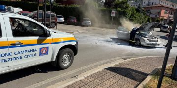 Un’altra auto in fiamme a Polla. Pronto intervento della Protezione civile