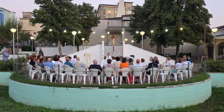 Un cuore verde per la comunità salese: Piazzetta Trinità rinata grazie ai volontari. Celebrata la prima Messa all’aperto