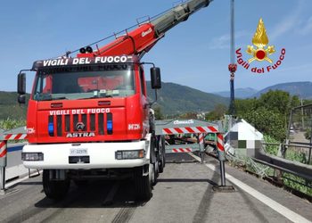 Camion si ribalta sul raccordo Salerno-Avellino: traffico rallentato. Nessun ferito