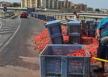 Camion perde il carico di pomodori sull’A2