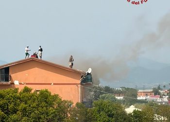 Appartamento in fiamme ad Eboli: 10 persone si salvano rifugiandosi sul tetto