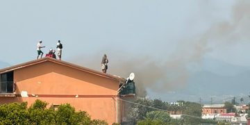 Appartamento in fiamme ad Eboli: 10 persone si salvano rifugiandosi sul tetto