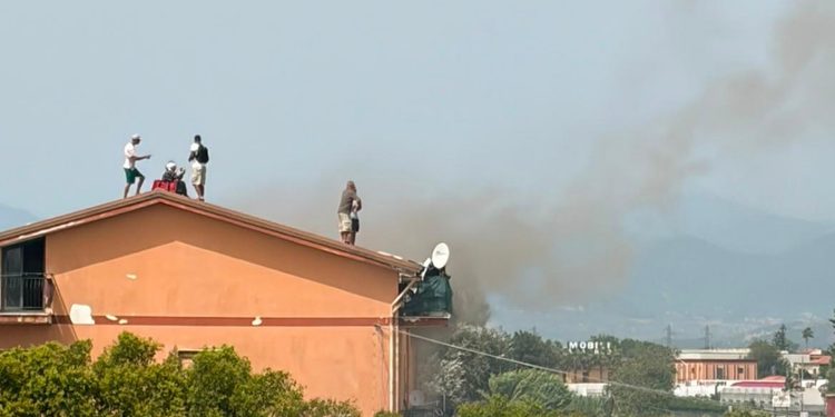 Appartamento in fiamme ad Eboli: 10 persone si salvano rifugiandosi sul tetto