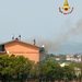 Appartamento in fiamme ad Eboli: 10 persone si salvano rifugiandosi sul tetto