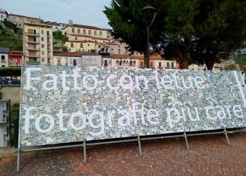 A Polla spuntano manifesti di 5 metri sui pannelli elettorali, con 4000 foto delle famiglie di Polla e il testo “Fatto con le tue fotografie più care”