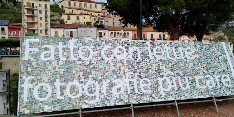 A Polla spuntano manifesti di 5 metri sui pannelli elettorali, con 4000 foto delle famiglie di Polla e il testo “Fatto con le tue fotografie più care”