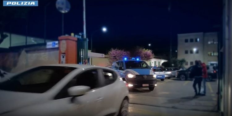 Agguato a colpi di fucile contro un’auto a Matera: tre arresti