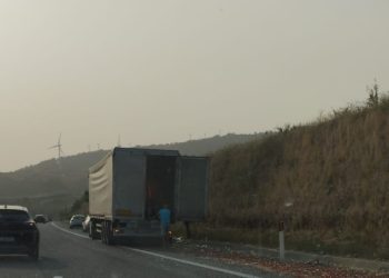 Incidente in A2, tir perde carico di pomodori sott’olio tra Contursi e Campagna