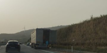 Incidente in A2, tir perde carico di pomodori sott’olio tra Contursi e Campagna