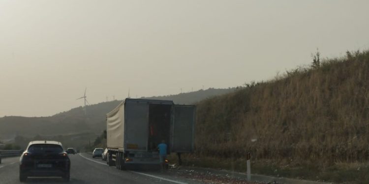 Incidente in A2, tir perde carico di pomodori sott’olio tra Contursi e Campagna