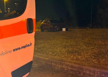 Auto si ribalta più volte nella rotatoria a Pontecagnano: un giovane finisce in ospedale