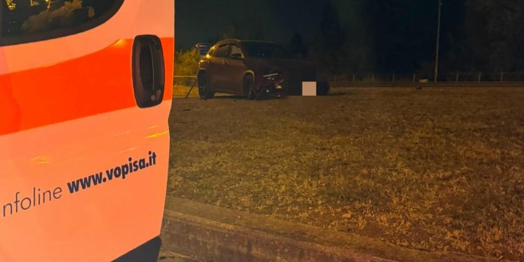 Auto si ribalta più volte nella rotatoria a Pontecagnano: un giovane finisce in ospedale