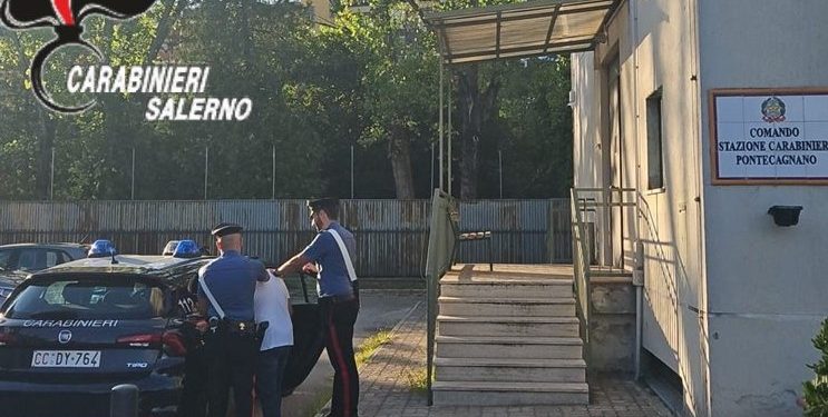 Aggredisce la moglie con un coltello e le sottrae il cellulare: arrestato 55enne a Pontecagnano