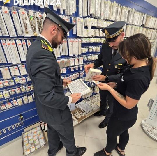 Sequestrati articoli contraffatti e pericolosi per la salute pubblica in Val d’Agri