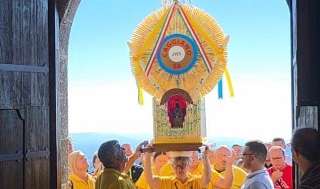 La “Centa” e i fedeli di Caggiano hanno raggiunto il Sacro Monte di Viggiano